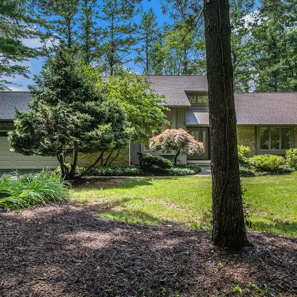 BEAUTIFULLY UPDATED SAGINAW HILLS HOME