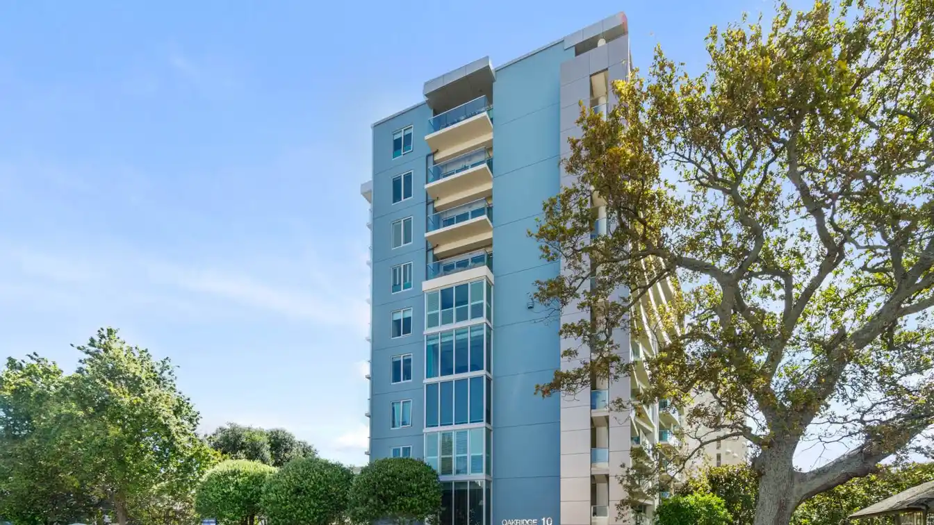 Corner Oakridge Apartment