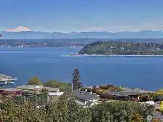 Luxury Living in Highly Desirable Spinnaker Ridge