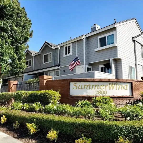 EXTENSIVELY RENOVATED END UNIT IN SUMMERWIND