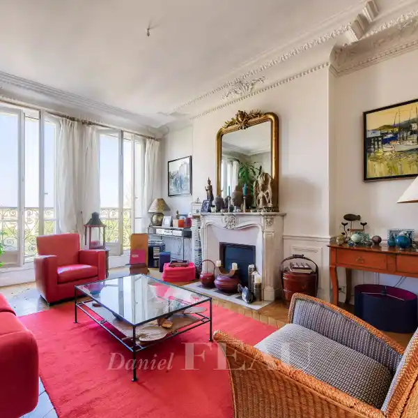 NEUILLY CHARM WITH DUPLEX CONVERSION OPPORTUNITY