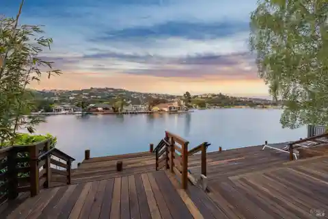 Impressive Property on the Belvedere Lagoon