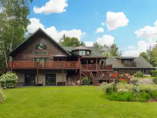 Spectacular Solberg Lake Retreat