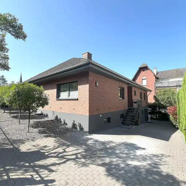 MODERN AND UPDATED BUNGALOW CLOSE TO DOWNTOWN BENSHEIM!