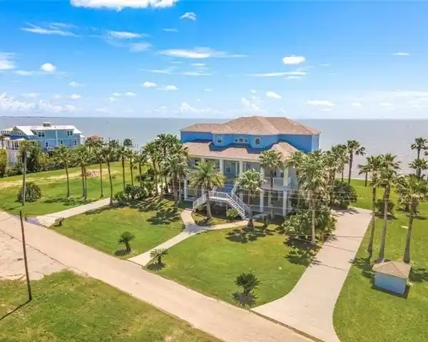 WATERFRONT RETREAT ON LAKE PONTCHARTRAIN