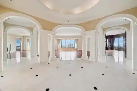 Extraordinary High-Rise Residence