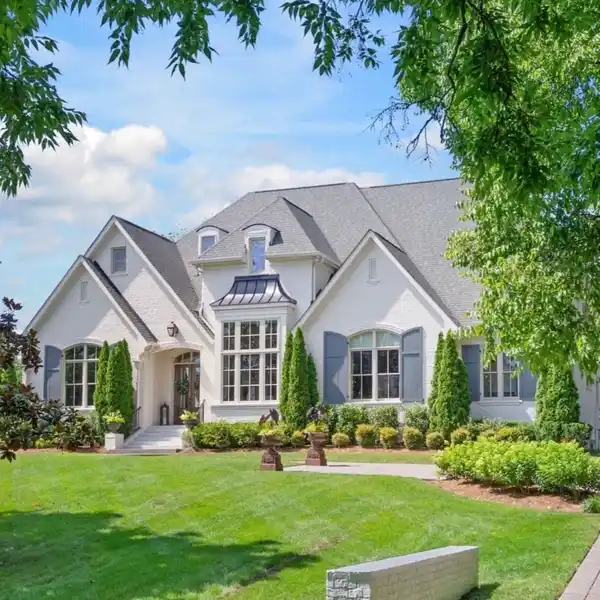 THOUGHTFULLY DESIGNED ESTATE IN THE HEART OF FOREST HILLS