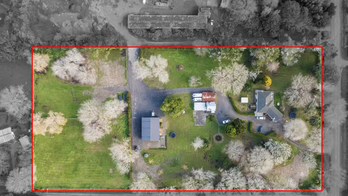 Lovely Farmhouse on Spectacular Property in Central Takanini