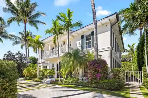 Like-new Colonial Residence