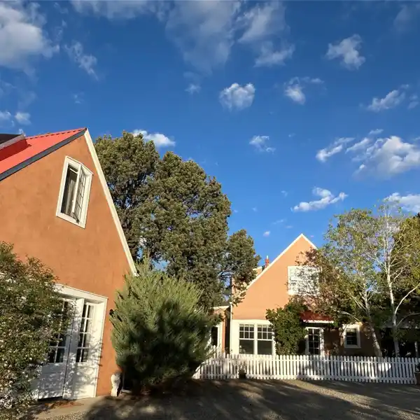 ARCHITECT-DESIGNED COMPOUND NEAR SANTA FE’S BEAUTY