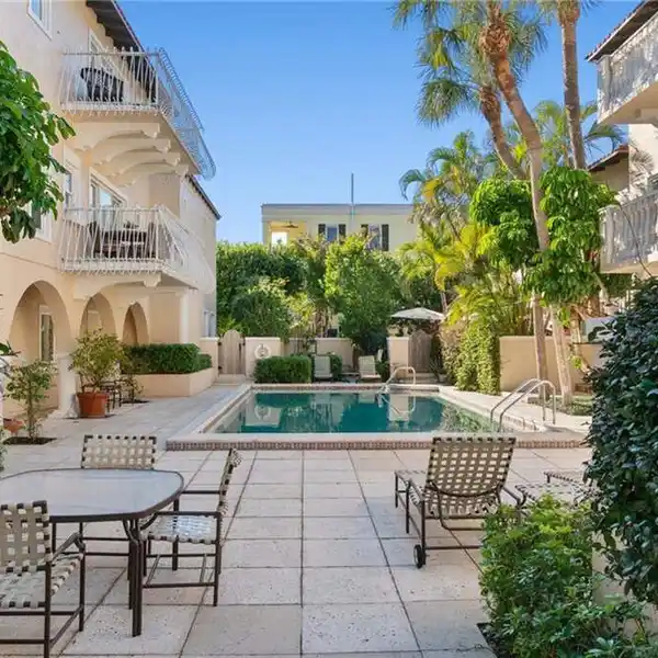 EXCLUSIVE LIVING IN SHADOWMOSS