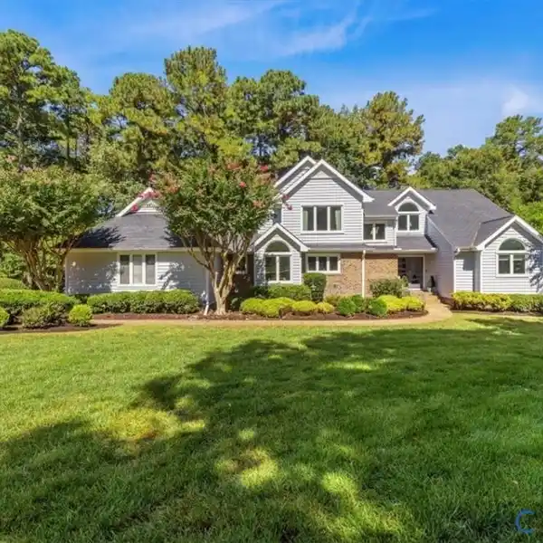 VERSATILE LIVING SPACES AND LUXURY KITCHEN IN A PRIVATE, SCENIC SETTING