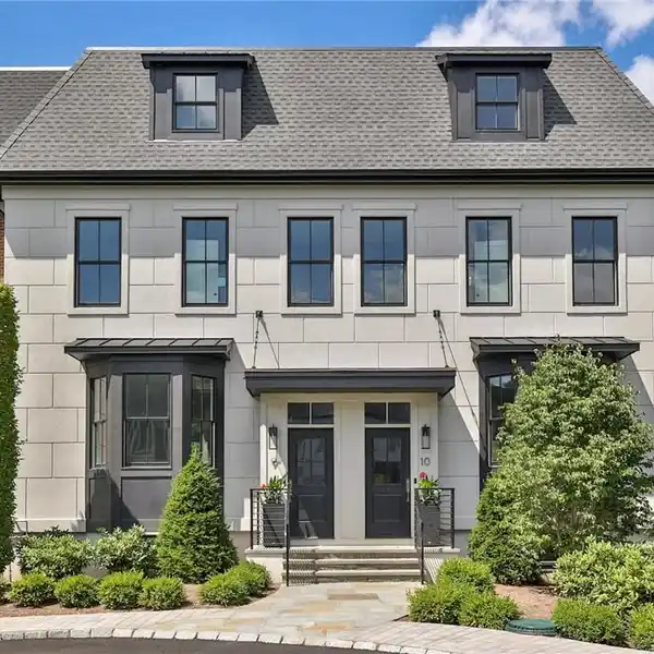 THREE BEDROOM LUXURY TOWNHOME IN ARMONK CLOSE