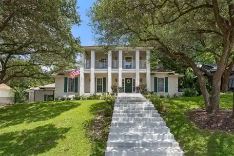 Comfortable Colonial in Prestigious Rivercrest