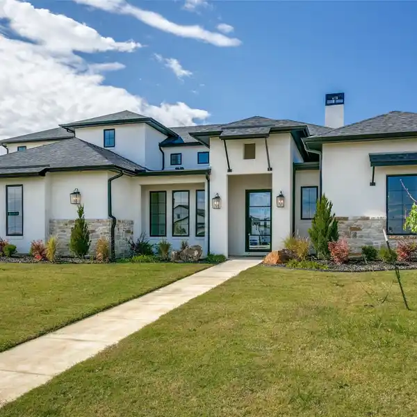 GORGEOUS LIGHTING AND HIGH-END FINISHES THROUGHOUT