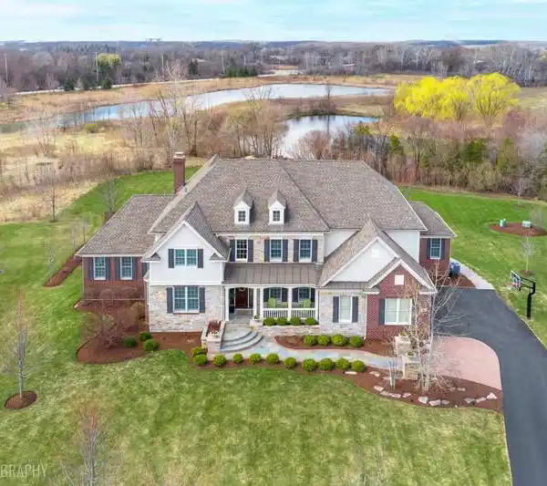 PICTURE-PERFECT RESIDENCE