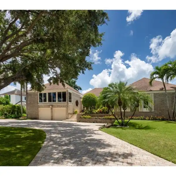 BEAUTIFUL SETTING ON HALF MOON LAKE IN EXCLUSIVE PORT ROYAL