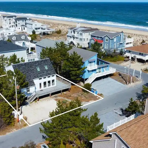 DELIGHTFUL COTTAGE STEPS TO THE OCEAN