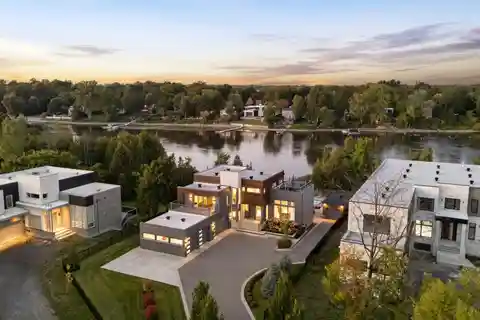 Prestigious Waterfront Residence