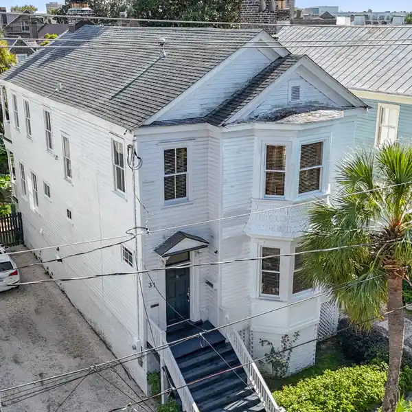 CHARMING TWO-BEDROOM RESIDENCE WITH WALLED GARDEN AND BALCONY