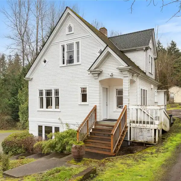 CHARMING 1928 CRAFTSMAN WITH COTTAGE & OFFICE