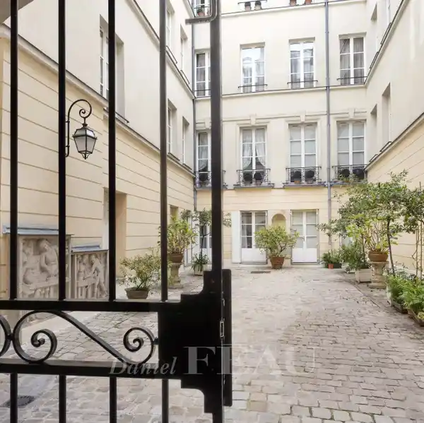 SPACIOUS SPLIT-LEVEL APARTMENT WITH MODERN COMFORTS