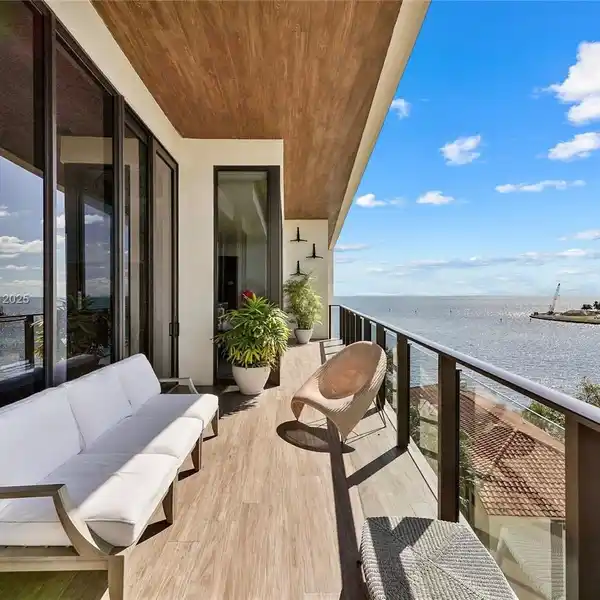 UNIQUE PENTHOUSE IN EXCLUSIVE GLENCOE