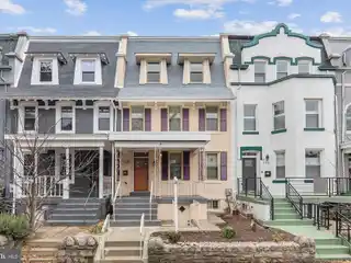 Beautifully Renovated Colonial Row House