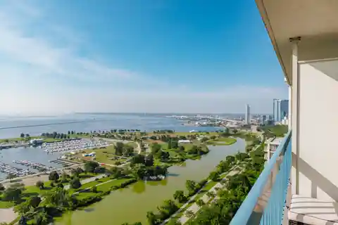Incredible Penthouse Unit in Landmark on the Lake