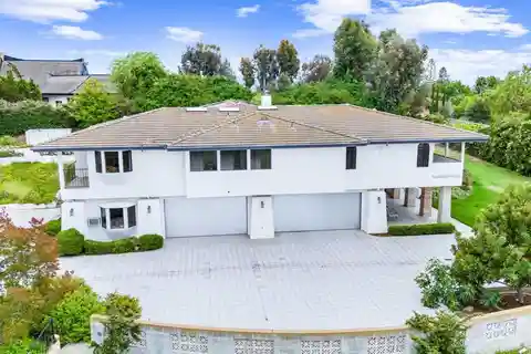 An Extraordinary Lifestyle in Prestigious Rolling Hills