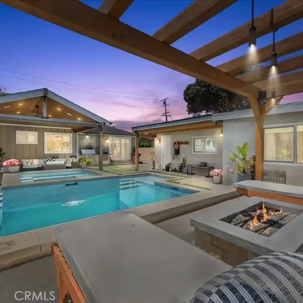 THE PERFECT BLEND OF SOPHISTICATION AND CASUAL LUXURY