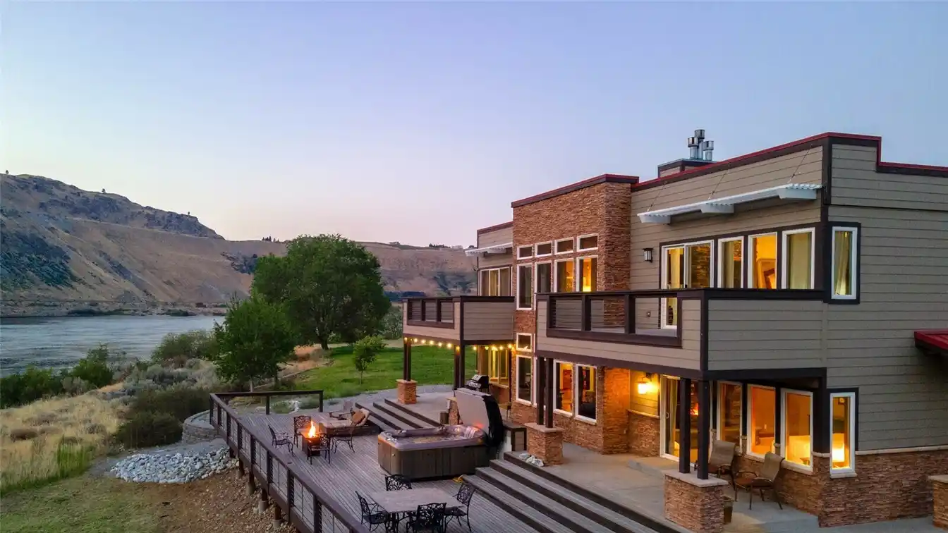 Low-bank Waterfront Home Overlooking the Columbia River