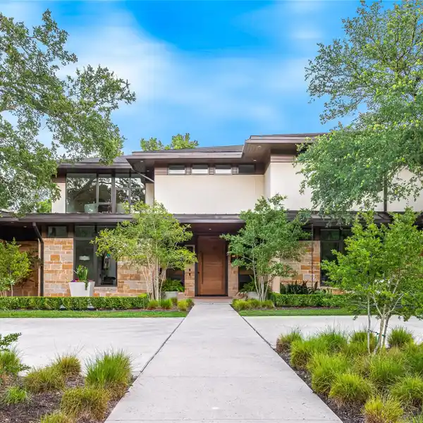 ARCHITECTURAL MASTERPIECE IN A PRESTIGIOUS ENCLAVE