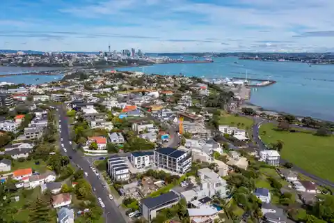 Architecturally Designed Gem Near Waterfront Walks