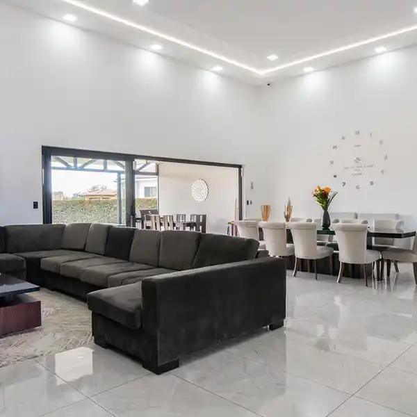 SINGLE-LEVEL MODERNSIDE AT ZURQUí 