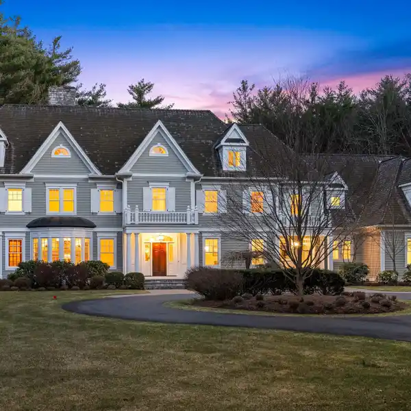 SPECTACULAR HOME SEAMLESSLY BLENDING GRANDEUR AND WARMTH