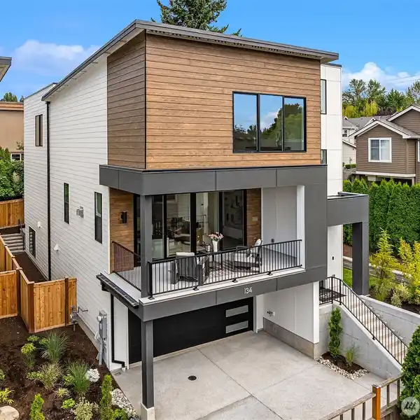 BRAND NEW MODERN HOME IN MOSS BAY