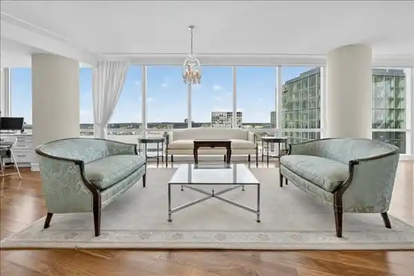 REFINED LIVING IN THE RITZ-CARLTON