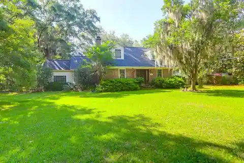 Classic Cape Cod-style Gem