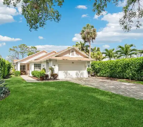 LOVELY GOLF AND LAKE FRONT HOME AT WYNDEMERE