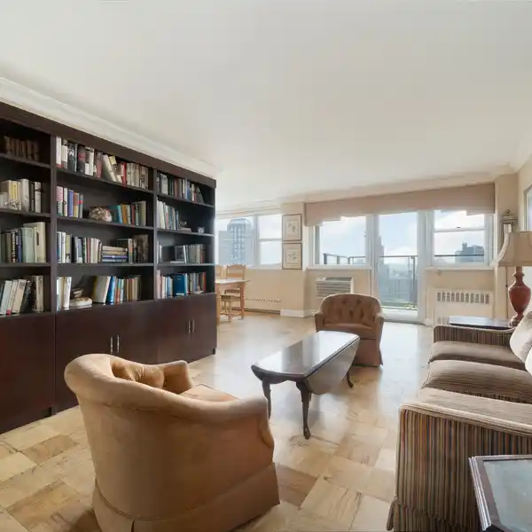 PRIVATE BALCONY WITH ICONIC MANHATTAN VISTAS