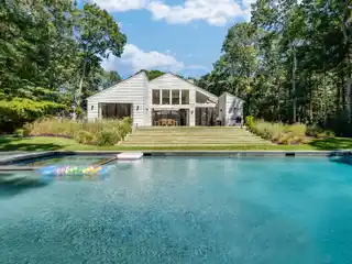 Wonderful Contemporary Home Located Near East Hampton Village