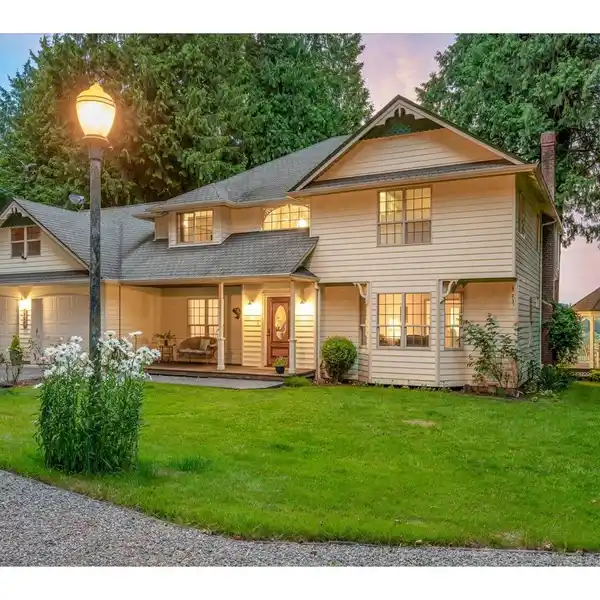 EXPANSIVE PRIVATE RETREAT WITH SHOP