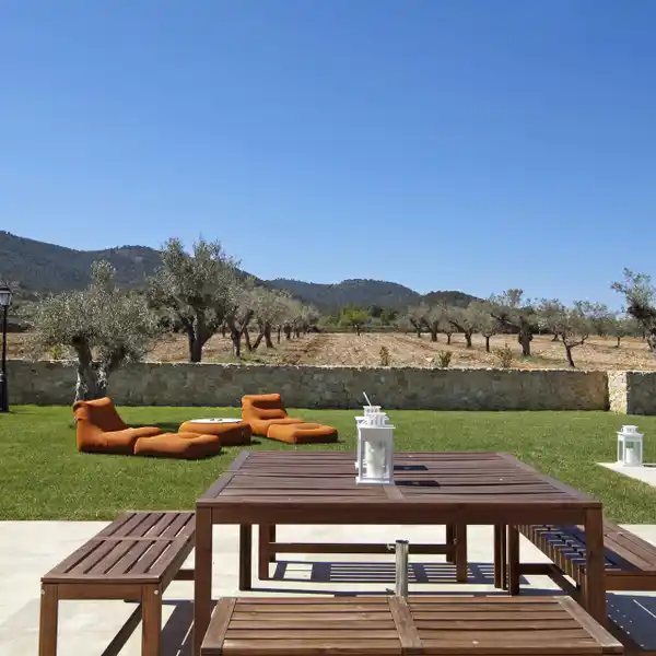 SPACIOUS RUSTIC PROPERTY