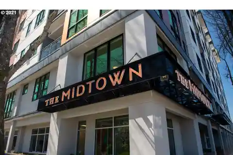 Luxury Corner Unit with Stunning Coburg Views