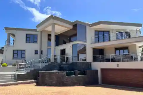 Modern Masterpiece in the Prestigious Sheffield Beach Area