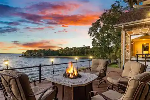 Luxurious Lakefront Living at Pinnacle Golf Club