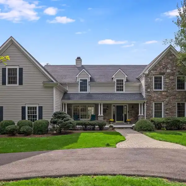STRIKING STONE AND CEDAR RESIDENCE