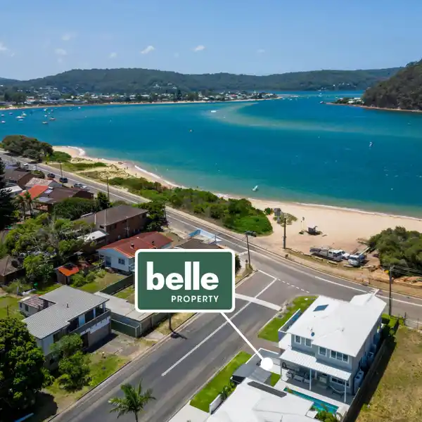 CONTEMPORARY HOME IN PRIME BEACHFRONT SETTING