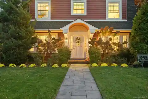 Charming Dutch Colonial in East Williston